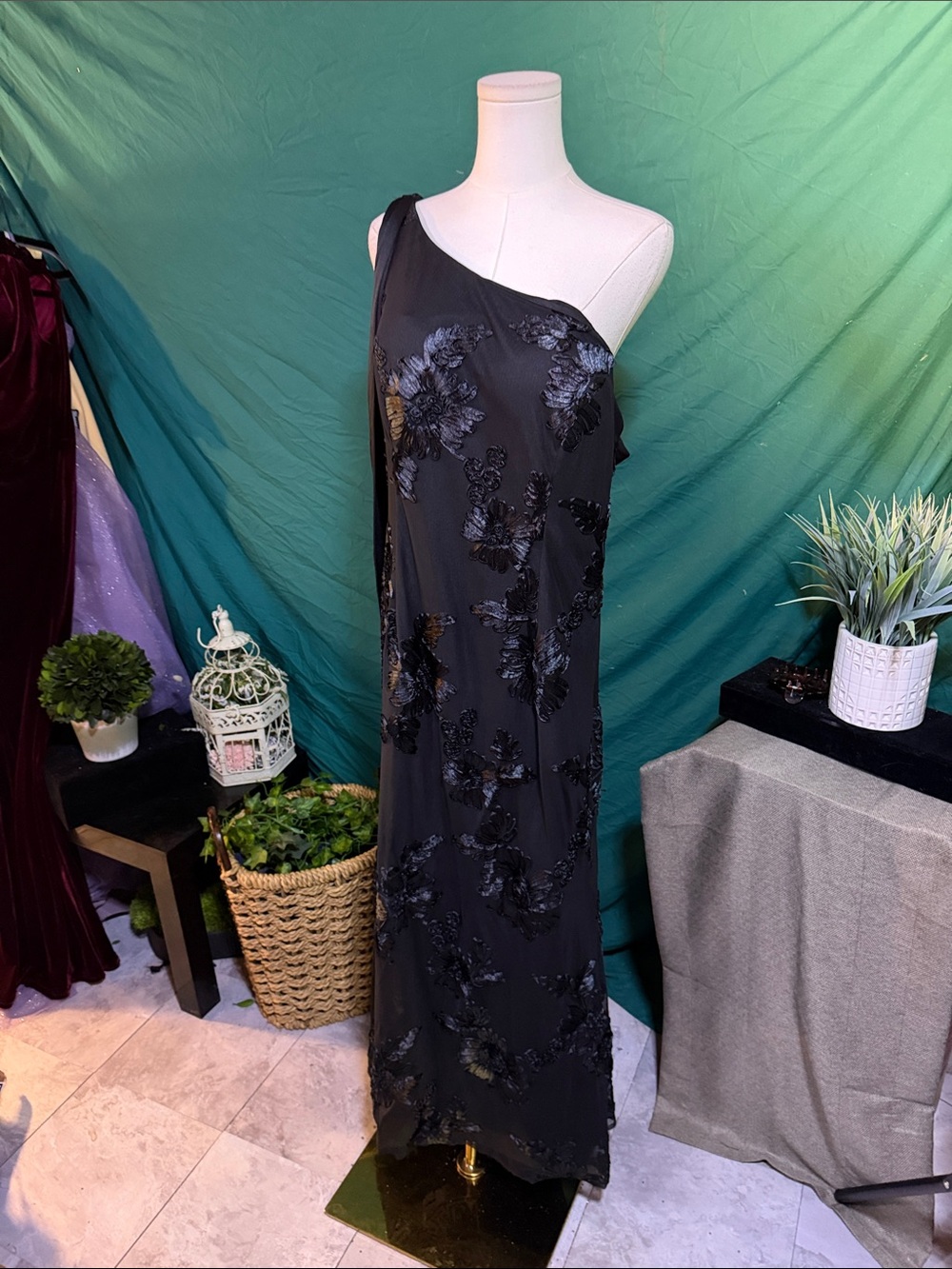 One-Shoulder Black Floral Appliqué Evening Dress